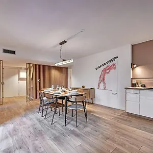 nouveau-aux-marches-du-palais-spacieux-loggia.fr-provencehotel.com/